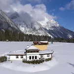 With Trail & Mountain Views Ferienhaus